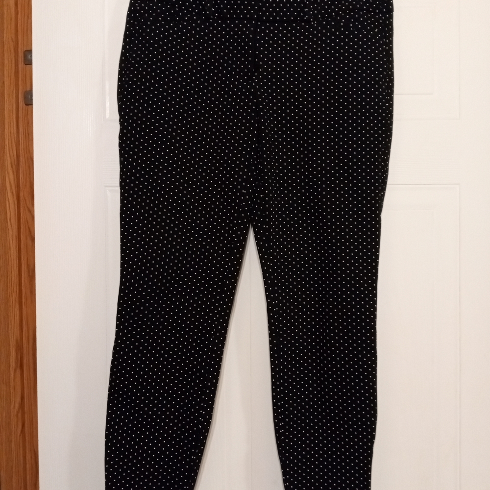 Black Cropped Ankle Pants with Streamlined Silhouette